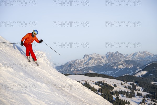 Skiers, downhill Hohe Salve, back Loferer Steinberge, SkiWelt Wilder Kaiser Brixenthal, Hochbrixen,