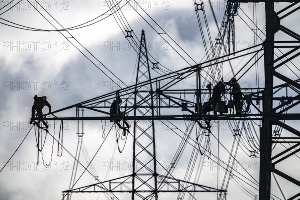 Work on a 380 kV high-voltage overhead line, new construction, along the A57 motorway, near