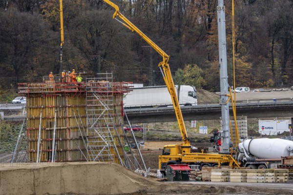 Concreting of a new bridge pillar at the Duisburg-Kaiserberg motorway junction, complete conversion
