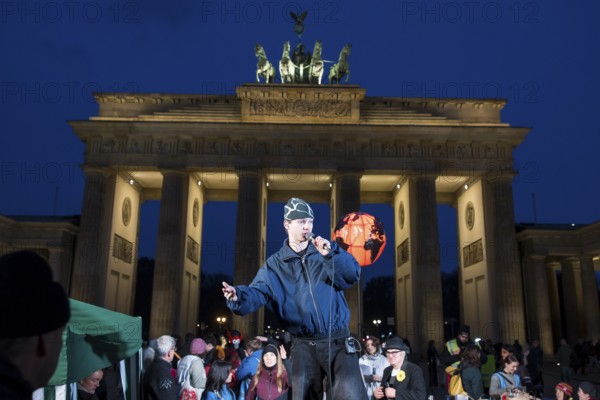 Egon Werler (musician) sings at the international climate demo under the motto Fight for 1.5 at the