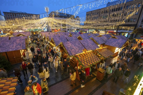Pre-Christmas time, visitors to de, Christmas market in downtown Essen, on Kennedyplatz, the market