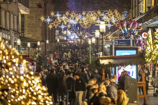Kettwiger Straße shopping street, pedestrian zone, full, lots of people shopping, Christmas lights,