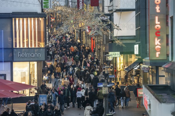 Limbecker Straße shopping street, pedestrian zone, full, lots of people shopping, Christmas lights,