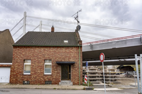 Residential buildings, directly on the A40 Neuenkamp bridge, in Duisburg-Homberg, pillars and