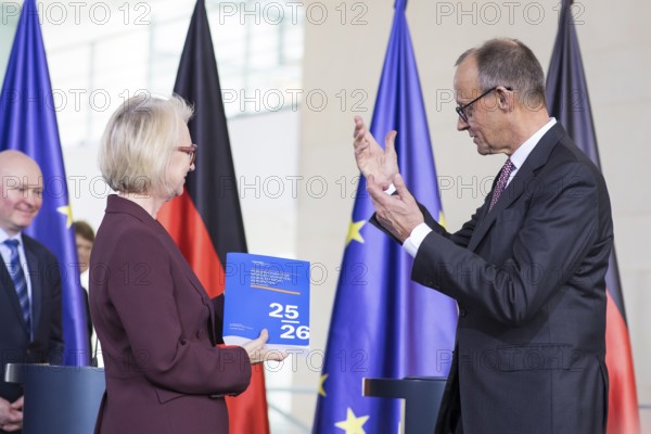 Prof. Dr. Monika Schnitzer (Chair of the Council of Experts) and Friedrich Merz (Federal Chancellor