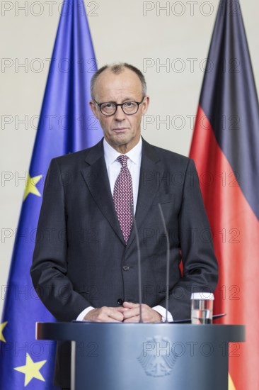 Friedrich Merz (Federal Chancellor of the Federal Republic of Germany, CDU) handing over the annual