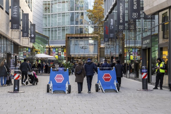 In the run-up to Christmas, the cityscape is characterized by terrorist blockages. Drive-through