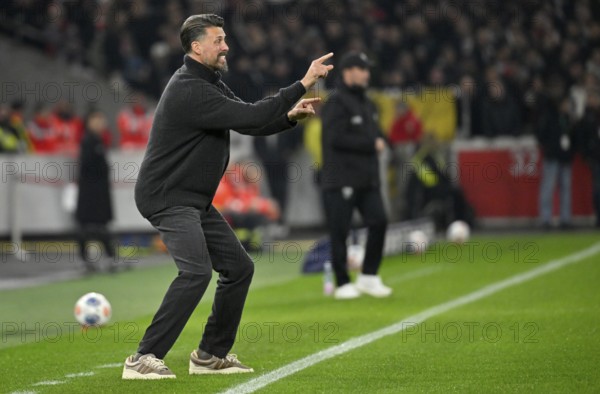 Coach coach Sandro Wagner FC Augsburg FCA gesture on the sidelines behind coach Sebastian Hoeness