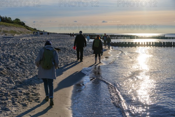 Walkers on the Baltic Sea beach, Ahrenshoop, Darß, Mecklenburg-Western Pomerania, Germany
