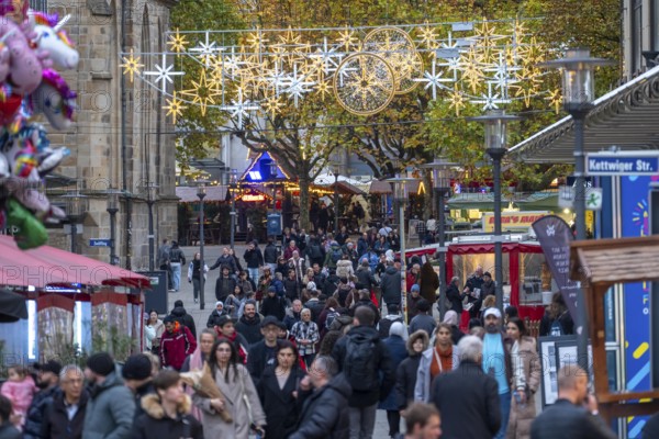 Full city center, shopping street, Kettwiger Straße pedestrian zone in Essen, first takeaways and