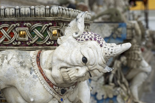 Decorative elements with pop culture references (for example comics, superheroes) in the stucco and