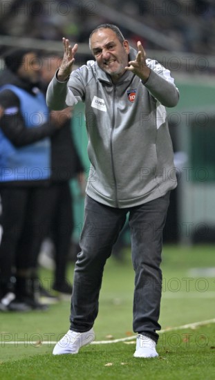 Coach coach Frank Schmidt 1. FC Heidenheim 1846 FCH on the sidelines gesture angry sour rebukes