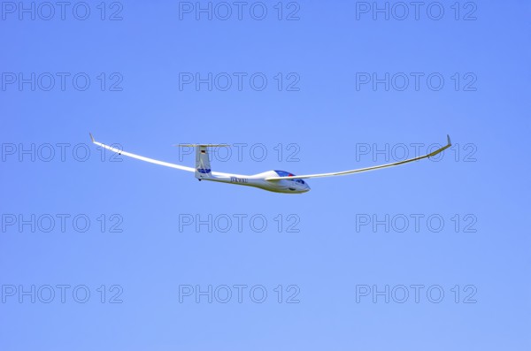 A Schempp-Hirth Arcus E motor glider, registration D-KWKU, during a screening as part of an air