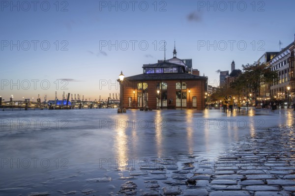 Storm surge (flood) of 24.10.2025 at the Hamburg fish market on the Elbe during the blue hour,