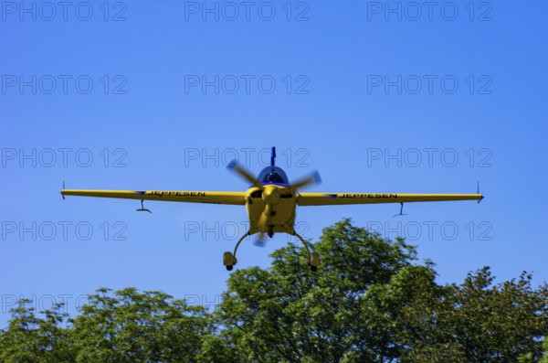 An Extra EA-300 from Extra Flugzeugproduktions- und Vertriebs GmbH with registration D-EXBH during