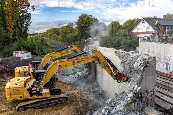 Demolition of an old road bridge, Weierstraße, then new construction of the bridge for the