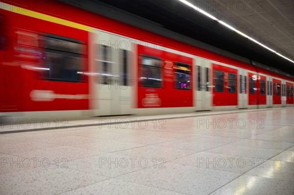 Underground arriving S-Bahn, train, class 420 in traffic red, platform, stop, station city centre,