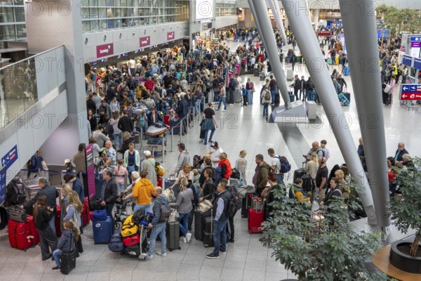 Full check-in hall, queues, Terminal B, many thousands of people take off on the first day of the