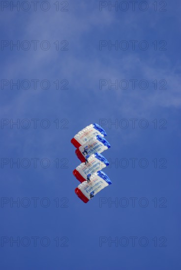 Parachutists during an aerial acrobatic demonstration as part of an air show on the Rossfeld in
