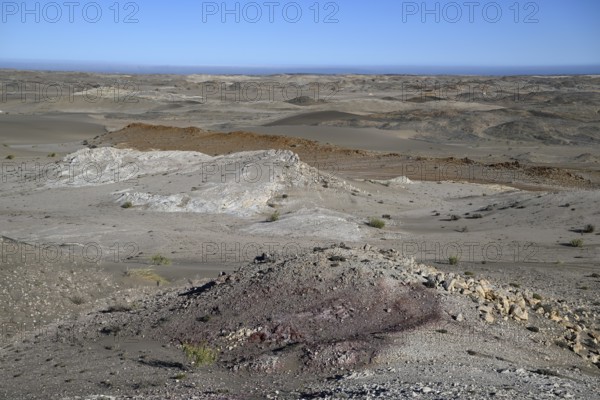 Wüstenlandschaft bei Pomona, im Hintergrund der Atlantik, Diamentensperrgebiet, bei Lüderitz,