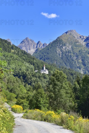 Kaltenbrunn pilgrimage church in Kaunertal, in the background the Gsallkopf (3278 m) in the Ötztal