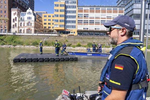 Transport of a floating platform with the jet-float system, this can be used as a work platform,