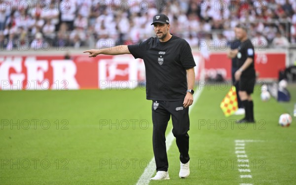 Coach Sebastian Hoeneß VfB Stuttgart on the sidelines Gesture Gesture Bundesliga, MHPArena, MHP