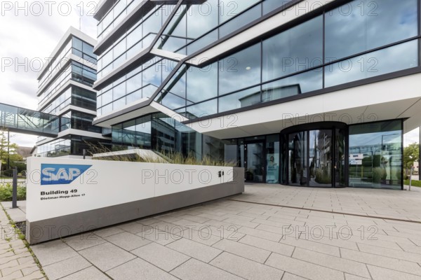 SAP new office building WDF 49. 700 workstations are available in the new office building. Logo and