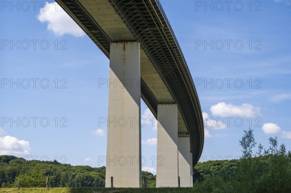 Motorway bridge A 52 over the Ruhr, from below, Mülheim an der Ruhr, Rurgebiet, North