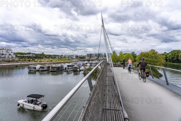 Cycle path, footpath at the new Graf Bismarck urban quarter on the Rhine-Herne Canal, residential
