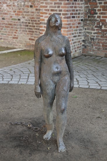 Sculpture Mary Magdalene by Kiki Smith 1994, Wild Woman, bronze sculpture, modern art, female