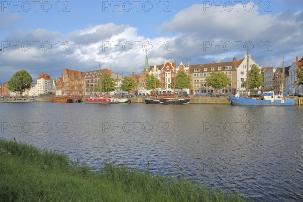 Ships on the banks of the Stadttrave, houses, cityscape, sailing ship, quay, harbour, light