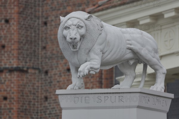 White Lion Monument by Peter Lenk 1996 with inscription Die Spur des Löwen and monument to the city