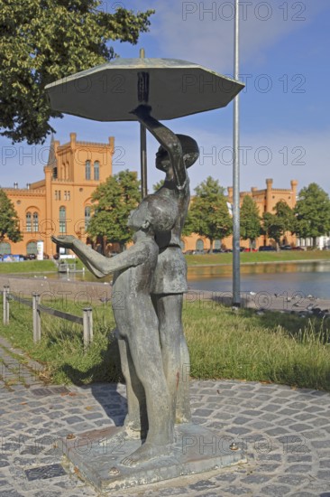 Sculpture Schirmkinder by Stephan Horota 1980, modern art, bronze sculpture, two children under an