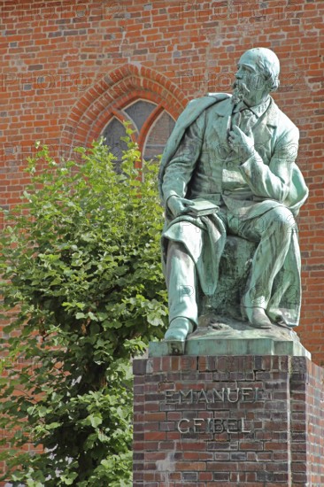 Monument to the writer and poet Emanuel Geibel by Hermann Volz 1889, seated, inscription, bronze