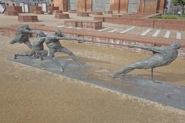 Tug-of-war by Karl-Henning Seemann 1987, bronze sculpture, modern art, tug-of-war, rope, sport,