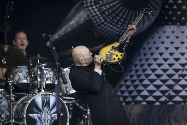 Jimmy Chamberlin (drummer) and Billy Corgan (singer) from The Smashing Pumpkins live on The Aghori