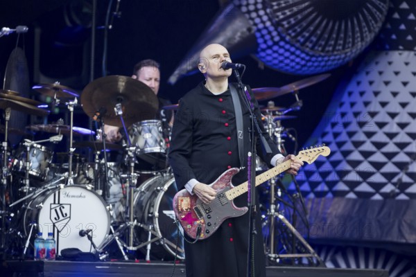 Jimmy Chamberlin (drummer) and Billy Corgan (singer) from The Smashing Pumpkins live on The Aghori