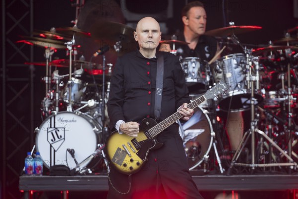 Billy Corgan (singer) and Jimmy Chamberlin (drummer) from The Smashing Pumpkins live on The Aghori