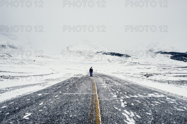 Winter road trip on the Icefields Parkway with lots of snow and ice, Banff National Park, Jasper