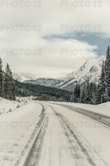 Winter road trip on the Icefields Parkway with lots of snow and ice, Banff National Park, Jasper