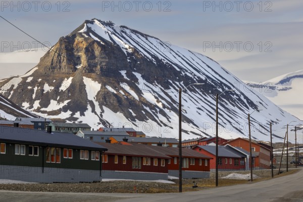 Vei 500, colourful wooden houses in front of a mountain range, road, Longyearbyen, Spitsbergen,