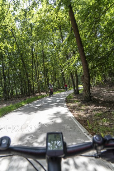 Long-distance cycle path F28, so-called Doorfietsroute, through cycle path, in the province of
