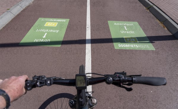 Long-distance cycle route F28, so-called Doorfietsroute, through cycle route, in the province of