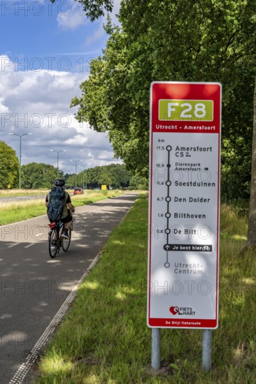 Long-distance cycle path F28, so-called Doorfietsroute, through cycle path, in the province of