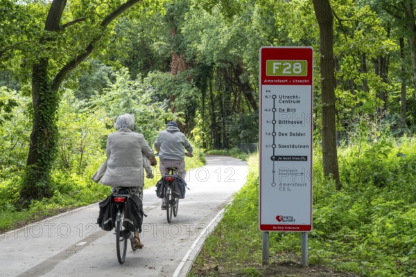 Long-distance cycle path F28, so-called Doorfietsroute, through cycle path, in the province of