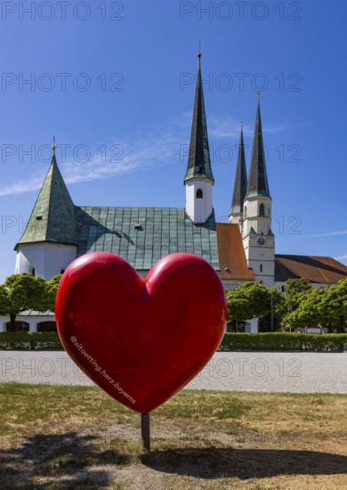 Chapel of Grace and Stiftspfarrkirche Sankt Philippus und Jakobus am Kapellplatz, place of