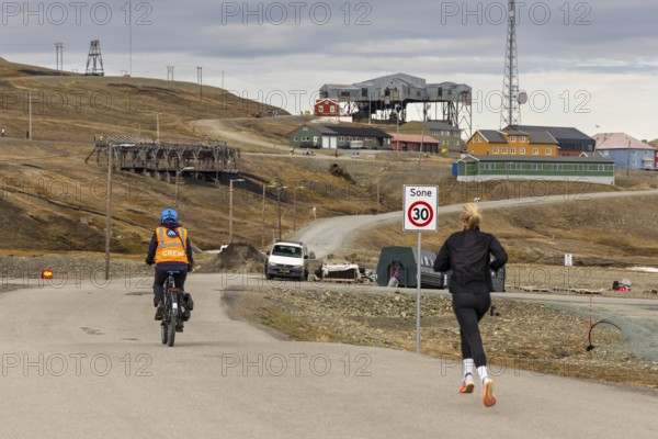 Marathon, runner in front of the historic Taubanestralen cable car, transport cable car, coal