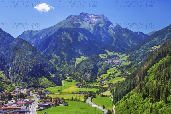 Mountain panorama with view of Finkenberg and the Grinberg peaks 2884m, Mayrhofen, Zillertal,