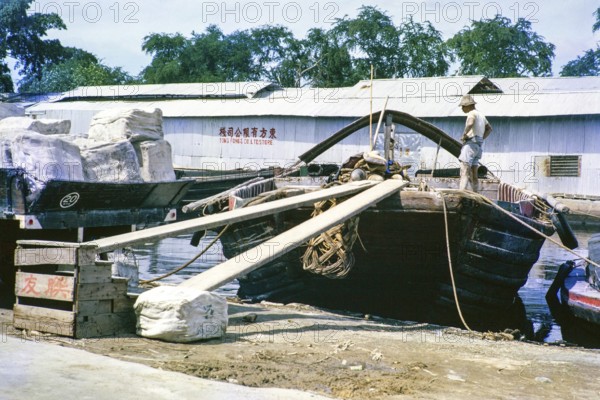 Loading rubber bales onto boat, Singapore River, Singapore, southeast Asia c 1963 Tong Fong Co Ltd